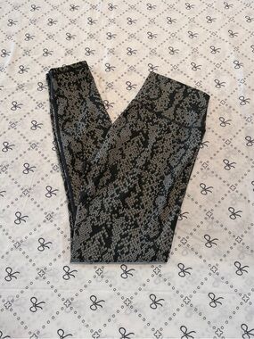 Varley Olive Green Snakeskin print cropped leggings size Small